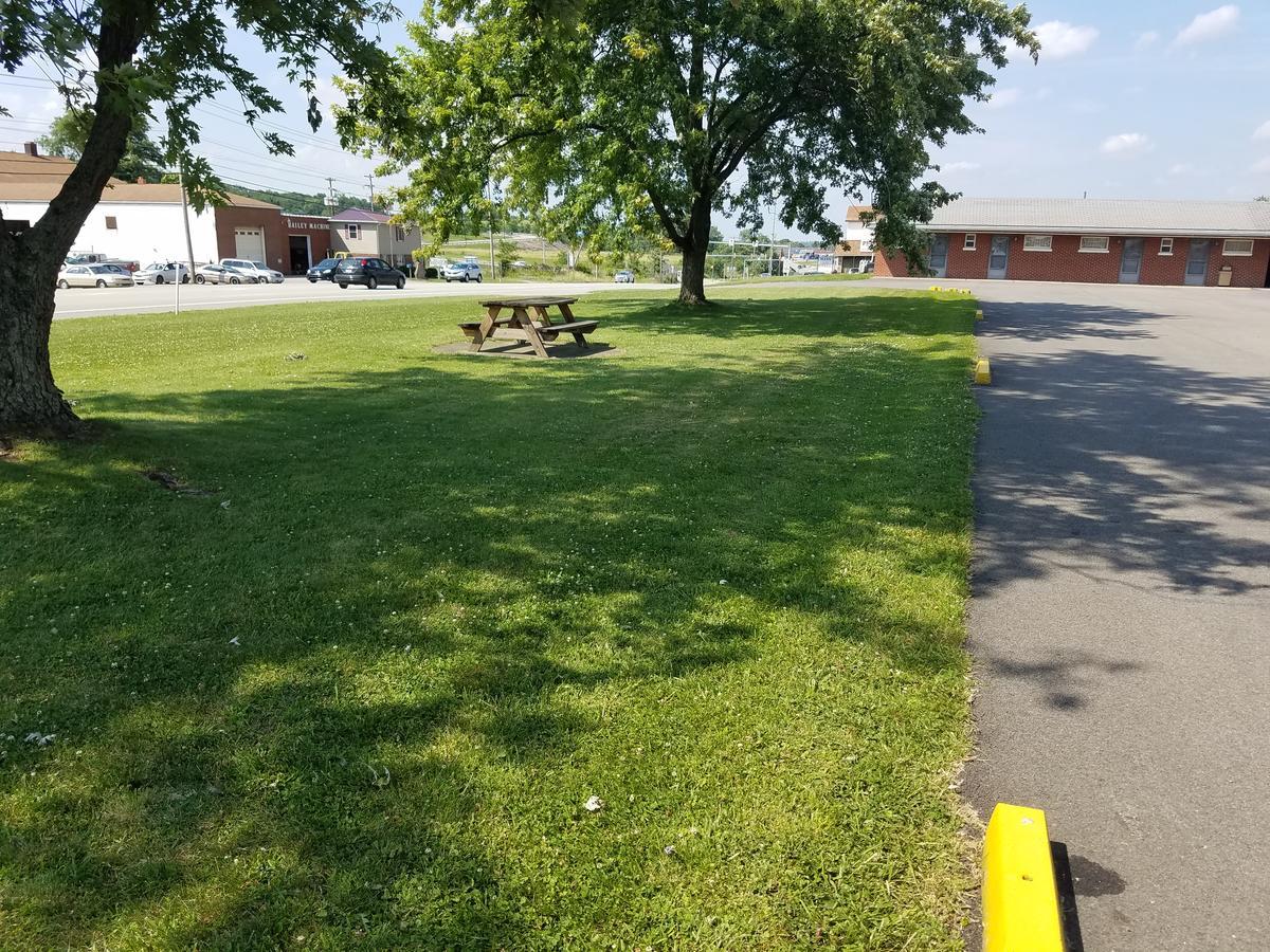 Melody Motor Lodge Connellsville Exterior photo